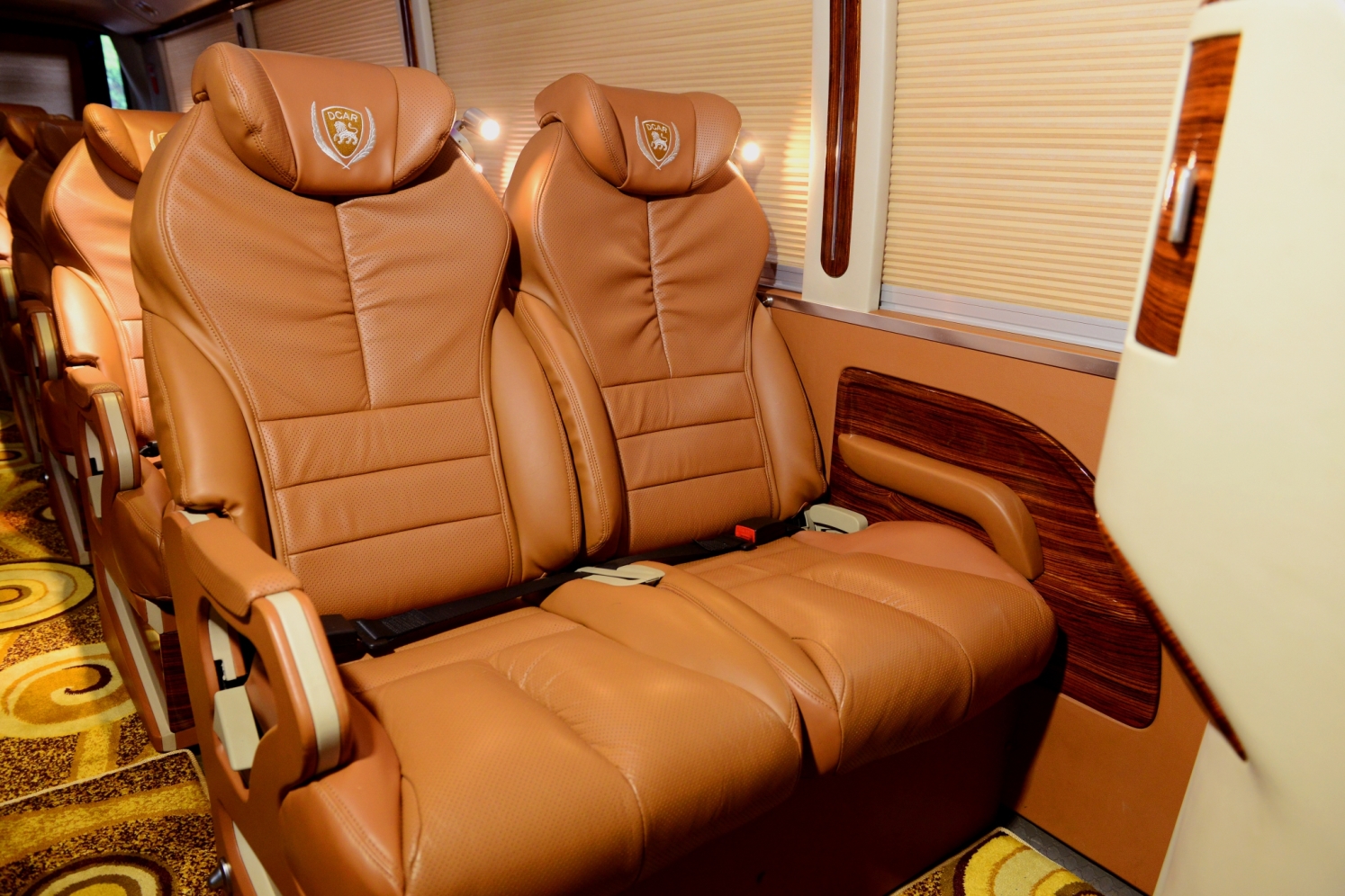 Thuê xe Limousine Fuso Rosa 19 chỗ đi Sapa